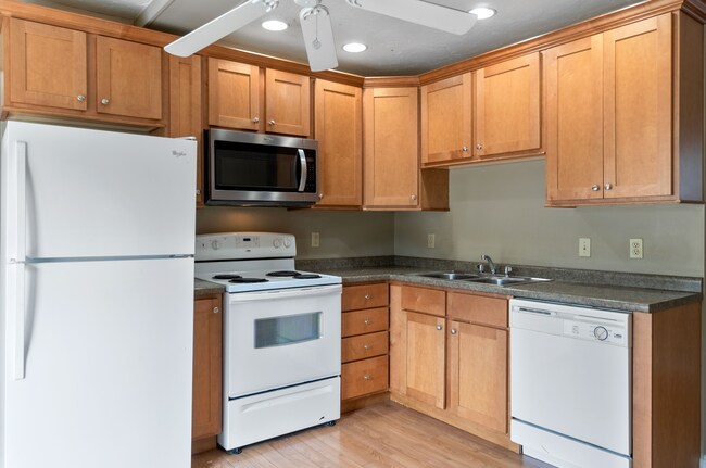 Building Photo - Spacious Duplex in the Heart of South Side Flats