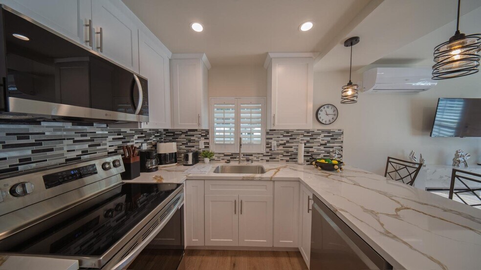 Building Photo - 1541 W 65th St