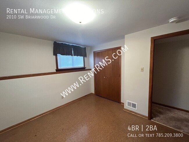 Building Photo - 2010 SW Briarwood Dr