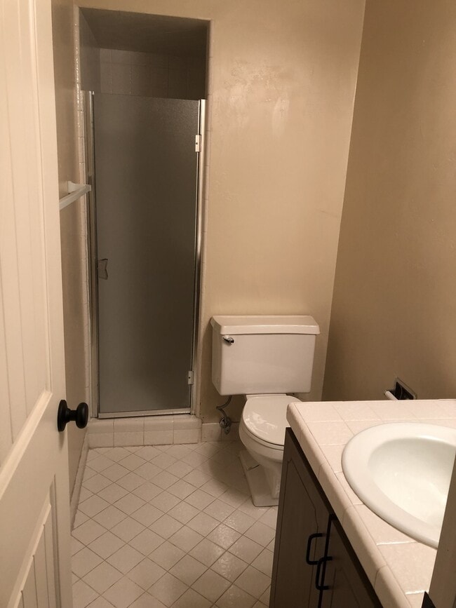 Building Photo - Duplex Available In Gorgeous Holiday Area