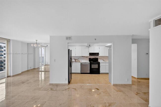 Building Photo - 2401 Collins Ave