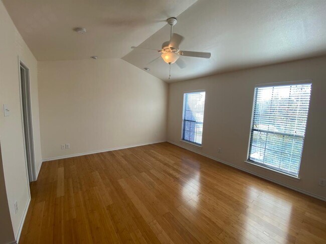 Building Photo - 3101 Townbluff Dr