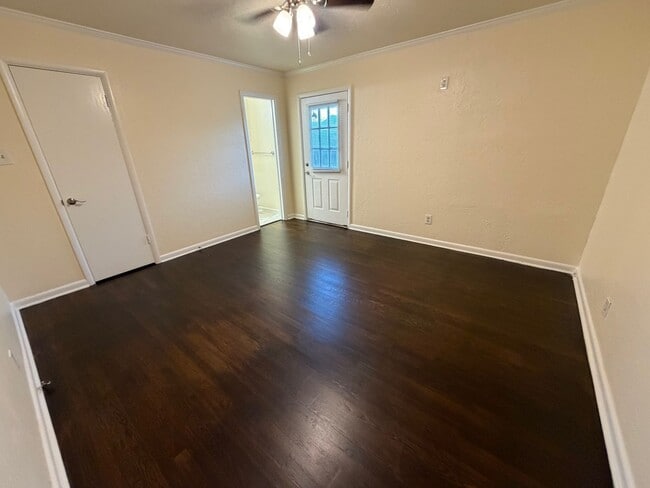 Building Photo - Great older home!