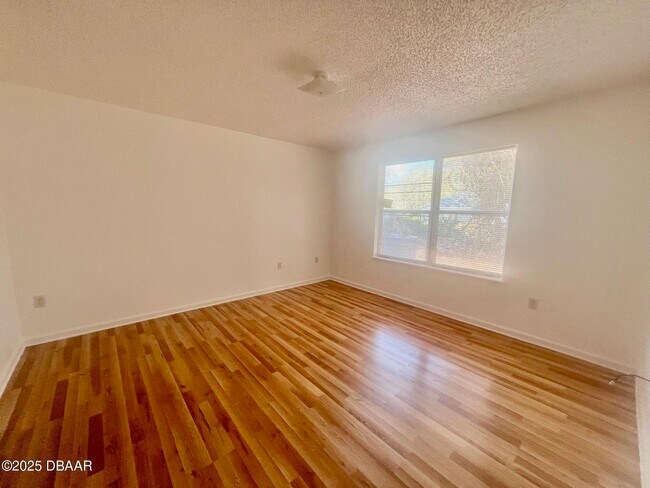 Building Photo - 11 Plainview Dr