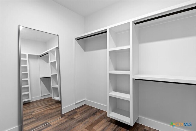 Building Photo - 2204 Magnolia Dr