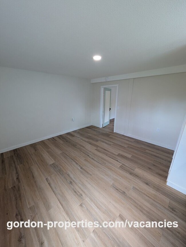 Building Photo - Saint Helens OR - downstairs 1 bedroom flat in duplex