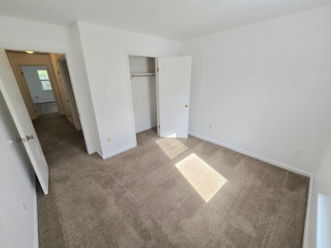 Building Photo - BEAUTIFUL 3-BED, 2-BATH HOME ON THE LAKE I...