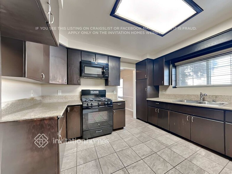 Building Photo - 1500 W 96th St