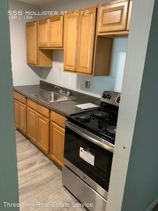 Primary Photo - 446-556 Hollister St