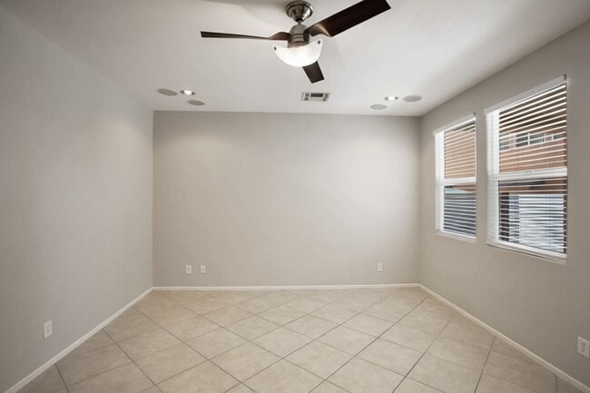 Building Photo - 4 Bedroom, 3 Den West Side Home
