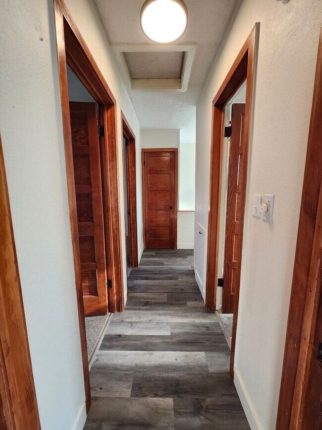 Building Photo - Pet Friendly, Fully Fenced Richland Duplex!