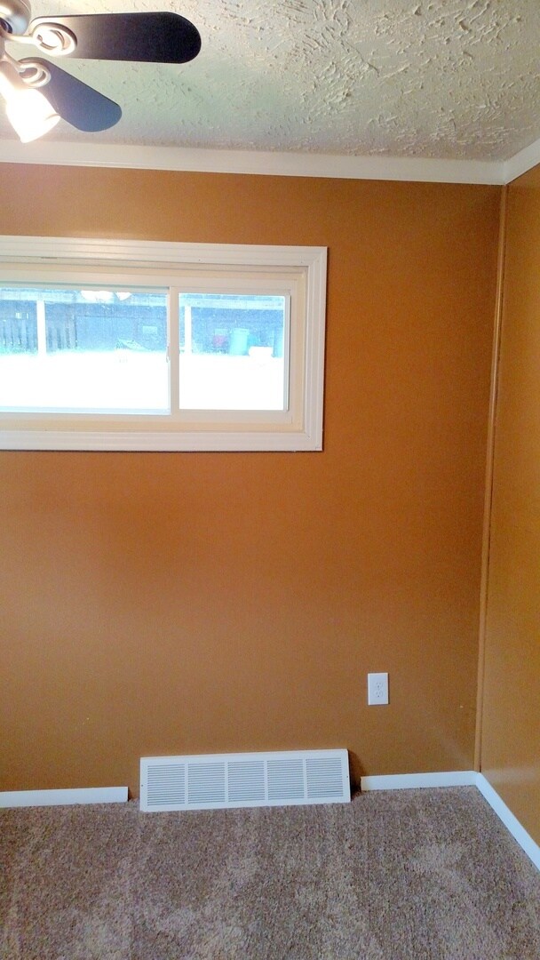 Building Photo - Two Bedroom House in Jefferson Hills With Central Air And Detached One Car Garage - Fenced In Yard