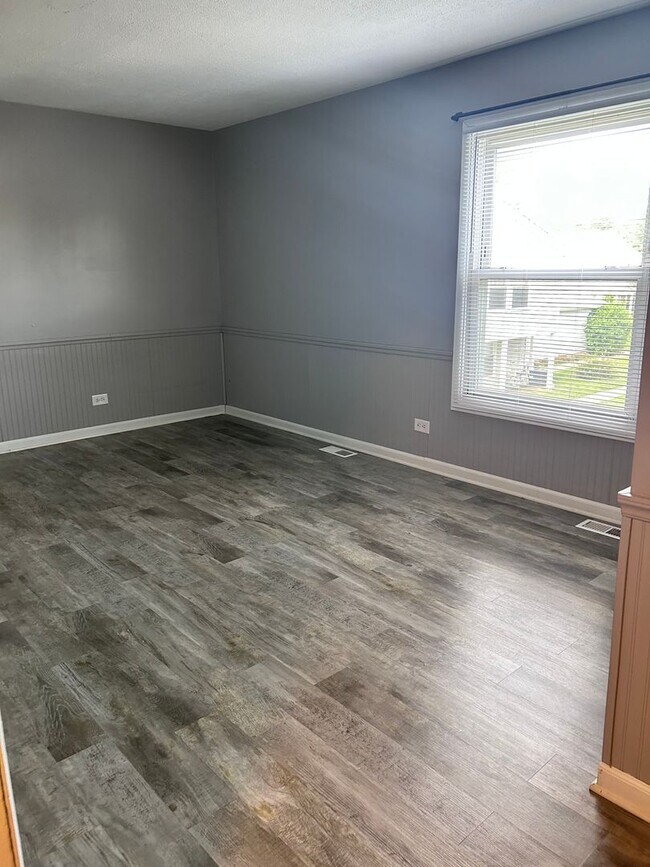 Building Photo - 1302 S Glen Cir