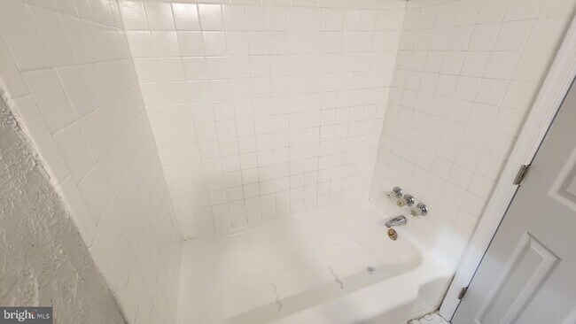 Building Photo - "Chic & Cozy 1-Bedroom Condo with Gleaming Hardwood Floors in the Heart of DC!"