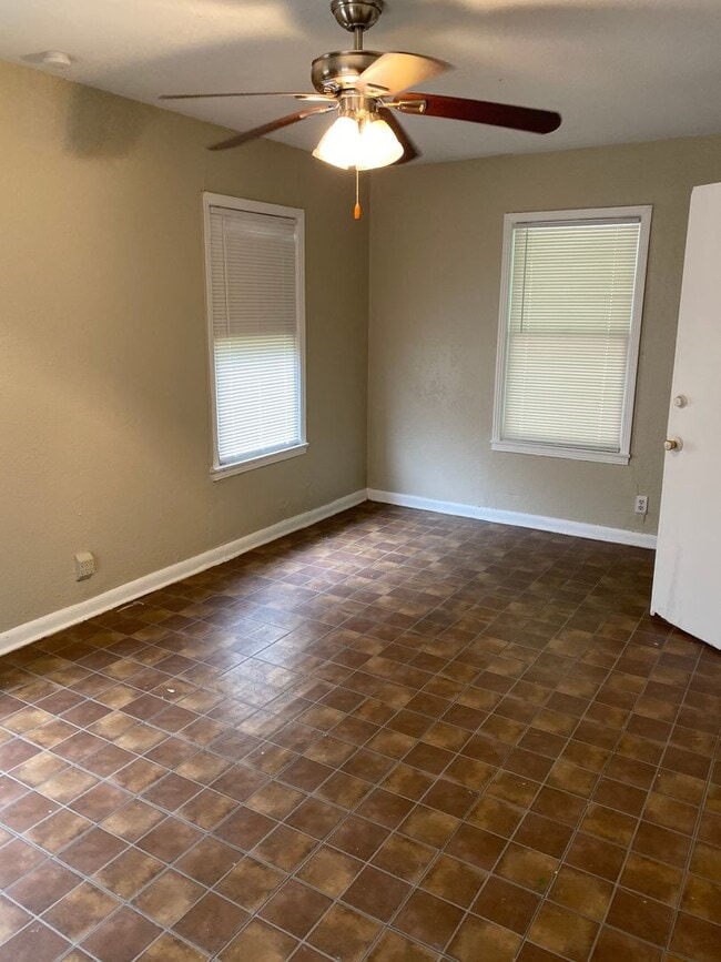 Building Photo - $99 move in today! Large 1/1-Pet friendly