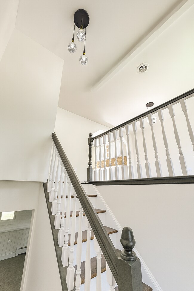 Building Photo - Stunning Renovated 4-Bedroom Home with Gor...