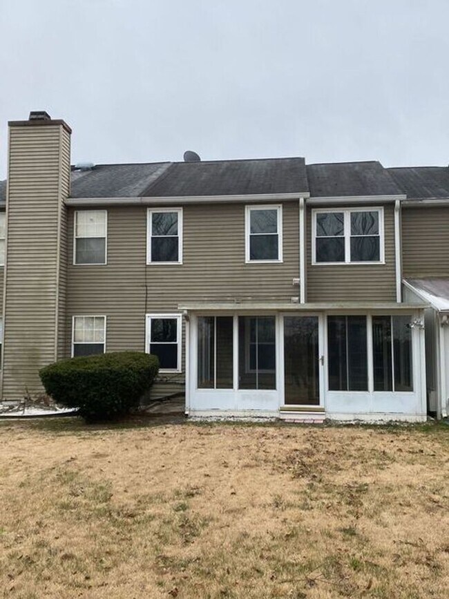 Building Photo - Nice 2 bedroom townhome with a view!