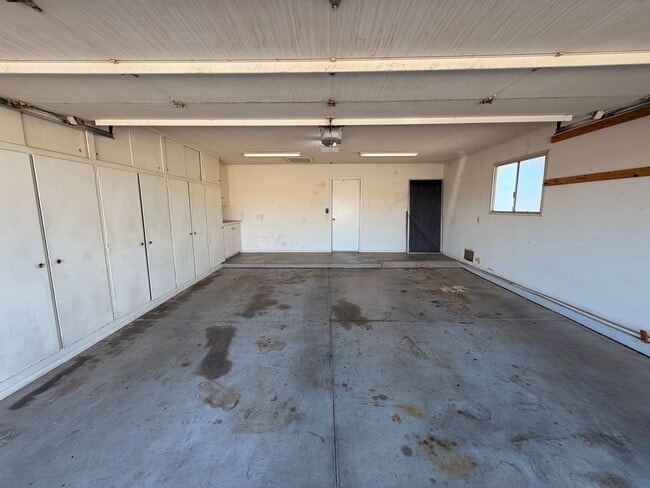 Building Photo - Large 2Bdm 2Ba Sun City Home