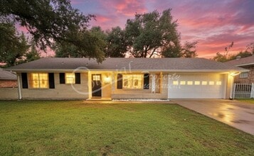 Building Photo - AVAILABLE NOW !!