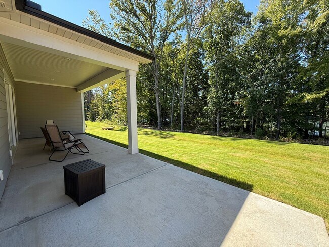 Building Photo - Beautiful 4 Bedroom Single Family Home