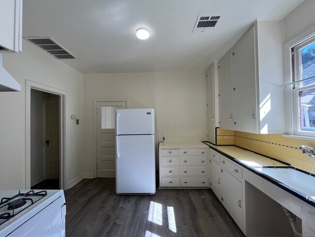 Building Photo - 1434