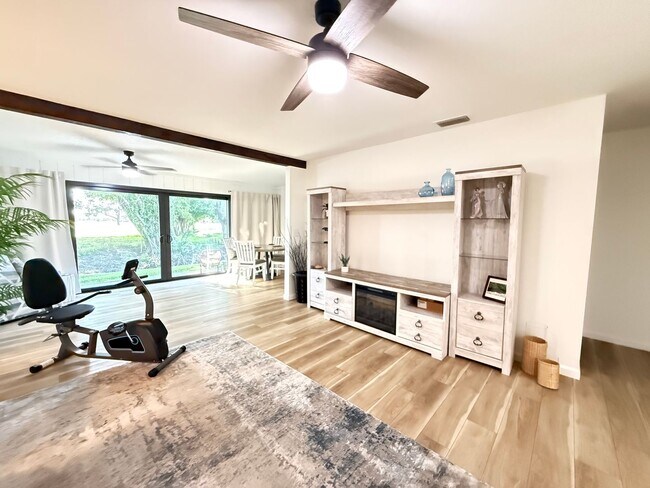 Building Photo - IMG Golf Course 2/2 Condo at Valencia Gard...