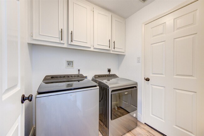 Building Photo - 6119 Rachels Ct