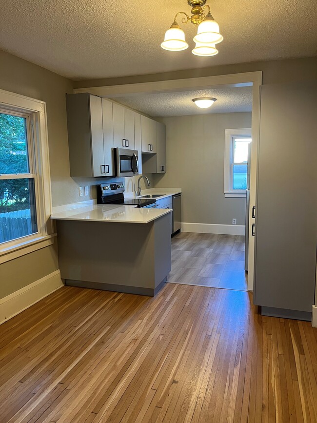 Building Photo - 1093 25th Ave SE