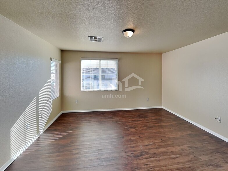 Building Photo - 10819 Hawthorne Berry St