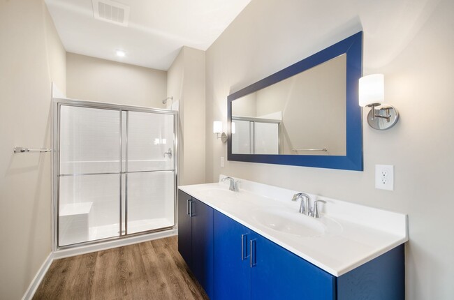 Building Photo - Two Bedroom Luxury Apartment (Elevator Bui...