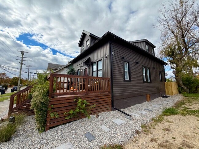 Building Photo - Fully Furnished And Updated 4 bedroom 2 bath house for Lease