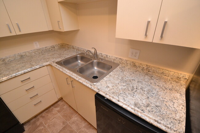 Building Photo - 1/1 Condo in GATED ~ LAKEFRONT community i...