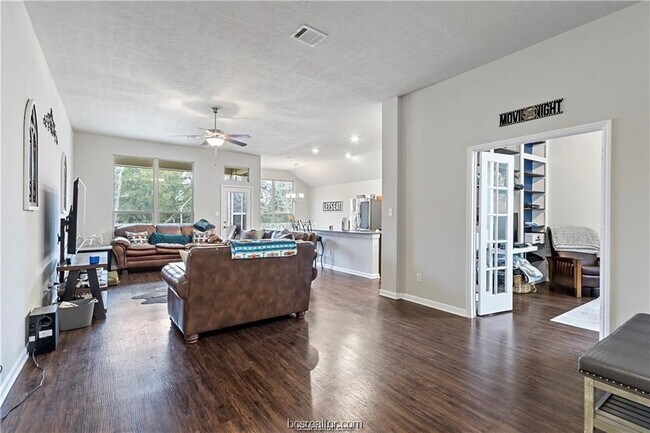 Primary Photo - 1462 Kingsgate Dr