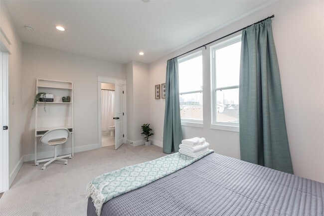 Building Photo - 605 Middle St