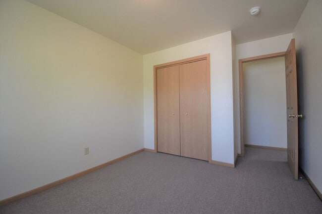 Building Photo - 3Bed 1.5Ba Townhouse with GARAGE! Great Location!