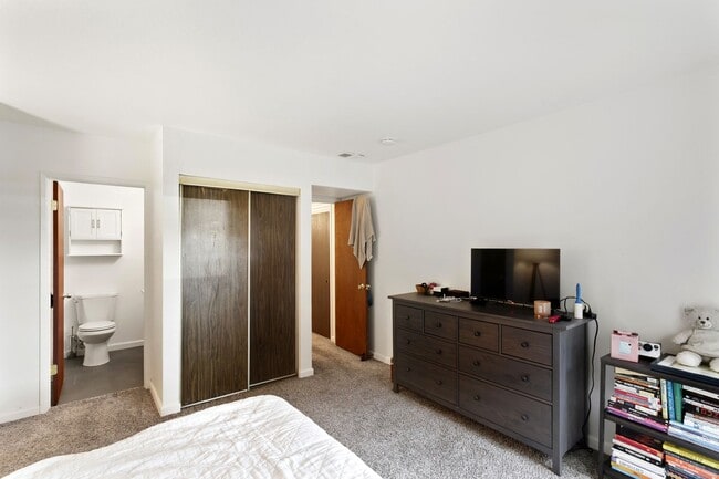 Building Photo - 2 Bedroom 2 Bedroom Home in East Davis with solar