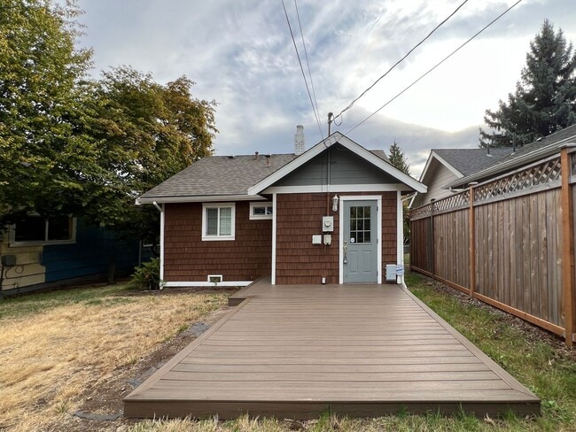 Building Photo - Charming and updated 2 bedroom, 1 bath bun...