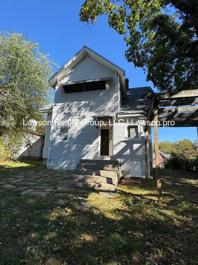 Building Photo - Three Bedroom Home - Walking Distance to G...