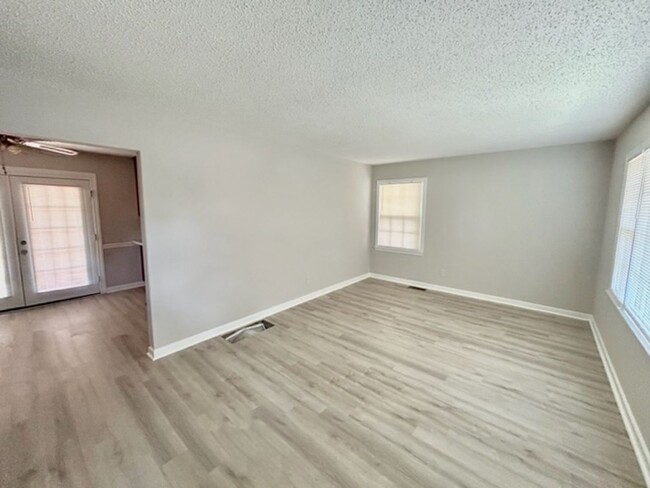 Building Photo - THREE BEDROOM/TWO BATH SPACIOUS HOME - CON...
