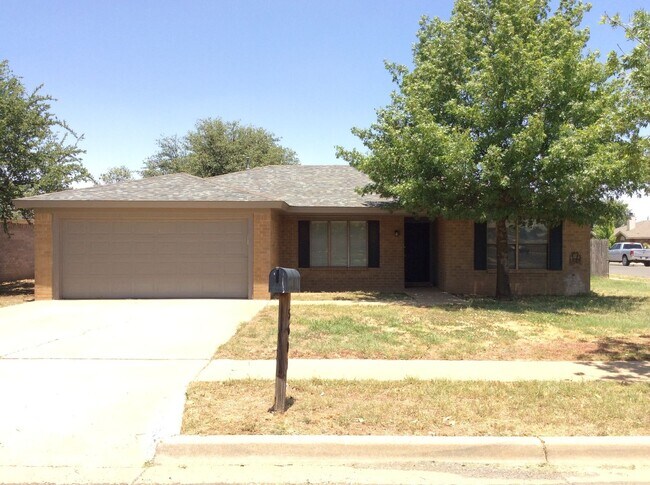 Building Photo - Beautiful 3/2/2 Home Available August!