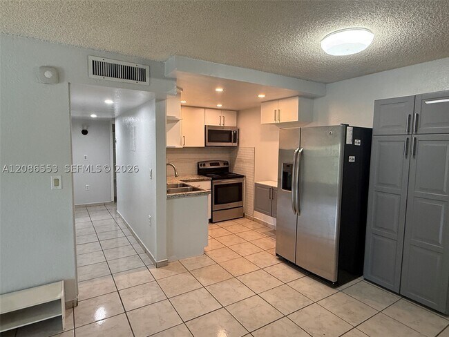 Building Photo - 606 W 81st St