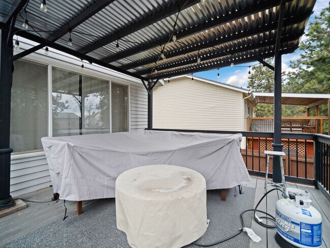 Building Photo - Bright & Comfortable 3 Bedroom Home (Furnished)