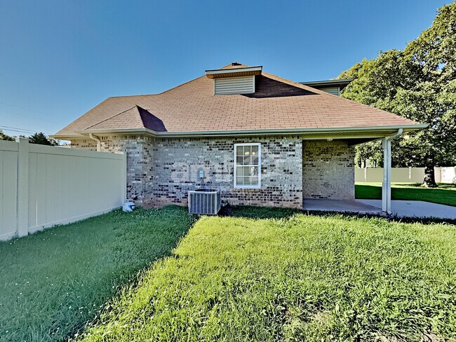 Building Photo - 817 Laramie Ct