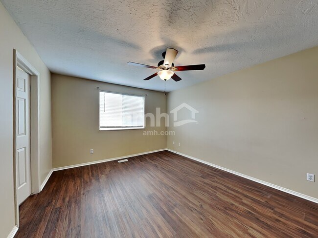 Building Photo - 5870 S Clear Vista Dr