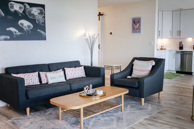 Building Photo - Pretty Lake Furnished Unit 2/1.5 Views! Vi...