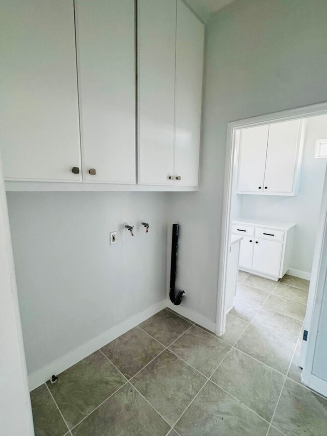 Building Photo - Two Bedroom Home with Enclosed Yard for Re...