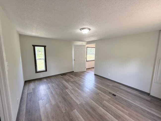 Building Photo - Fully Remodeled 3 Bedroom, 2 Bath Home in the Country – Versailles, KY