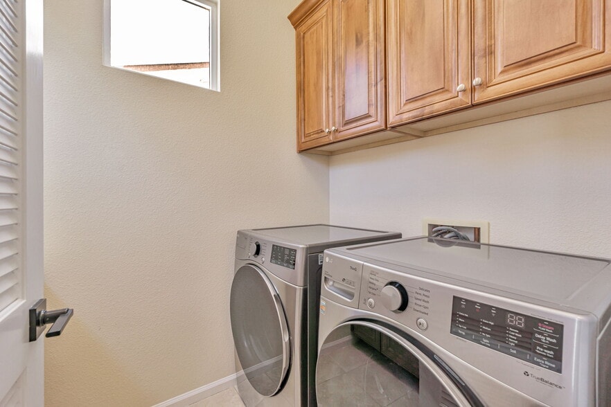 Building Photo - 2678 Deerwood Dr