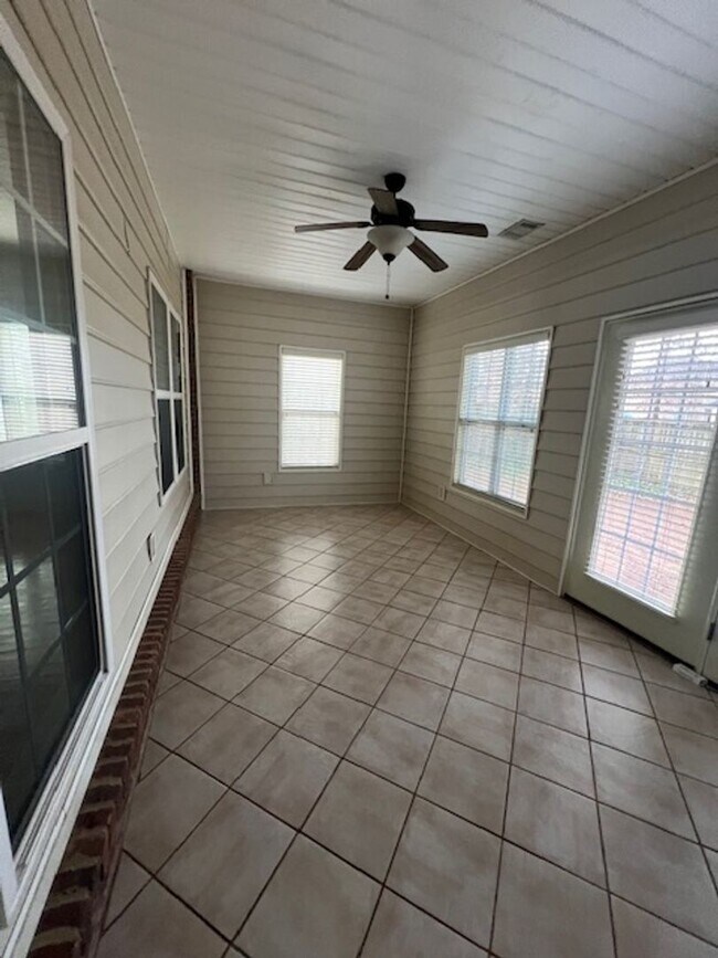 Building Photo - Southern Comfort & Style: Discover This Be...