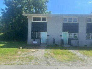 Building Photo - 1/2 off 1st month's rent with a move in date by 8/31/26 - 2 Bedroom 1 Bath End Unit Townhome in C...